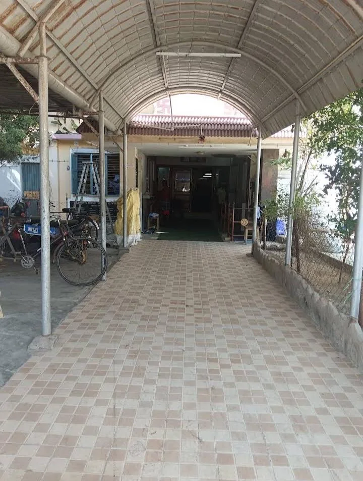 Long entrance path leading into Gujarat Bhavan